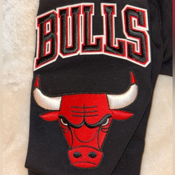Pro Standard Luxury Athletic Collection Chicago Bulls Crewneck - Picture 2 of 4